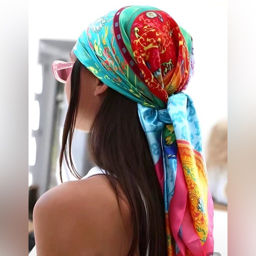 NWOT 🤩👌🏼💫 Retro Satin Vibrant Multicolor Beautiful And Brilliant Scarf 🌈